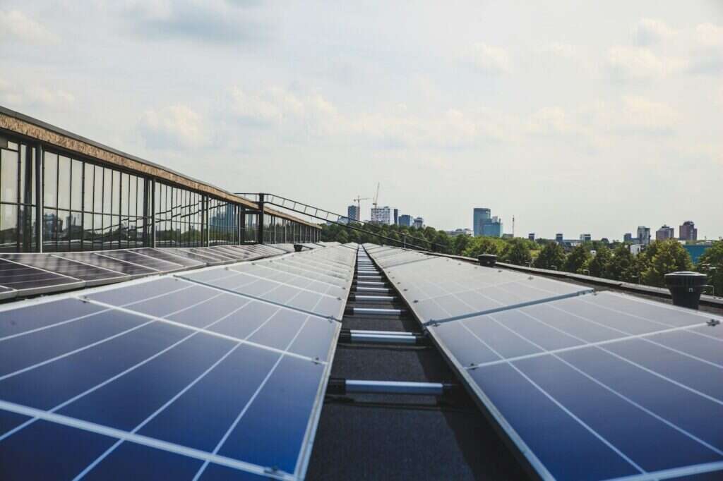 Placas solares fotovoltaicas en la cubierta de un edificio de viviendas