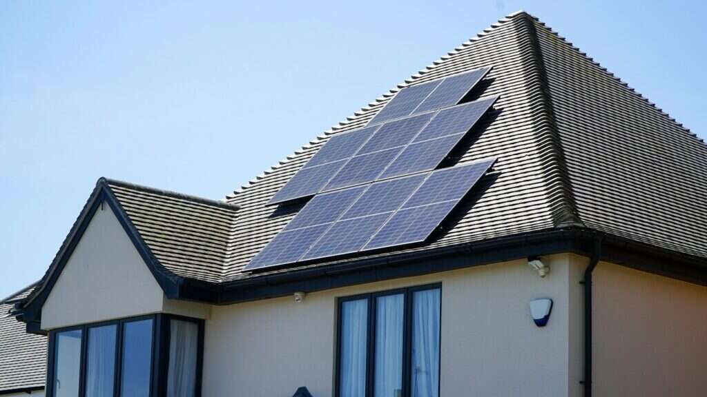 Vivienda unifamiliar con placas solares fotovoltaicas en el tejado